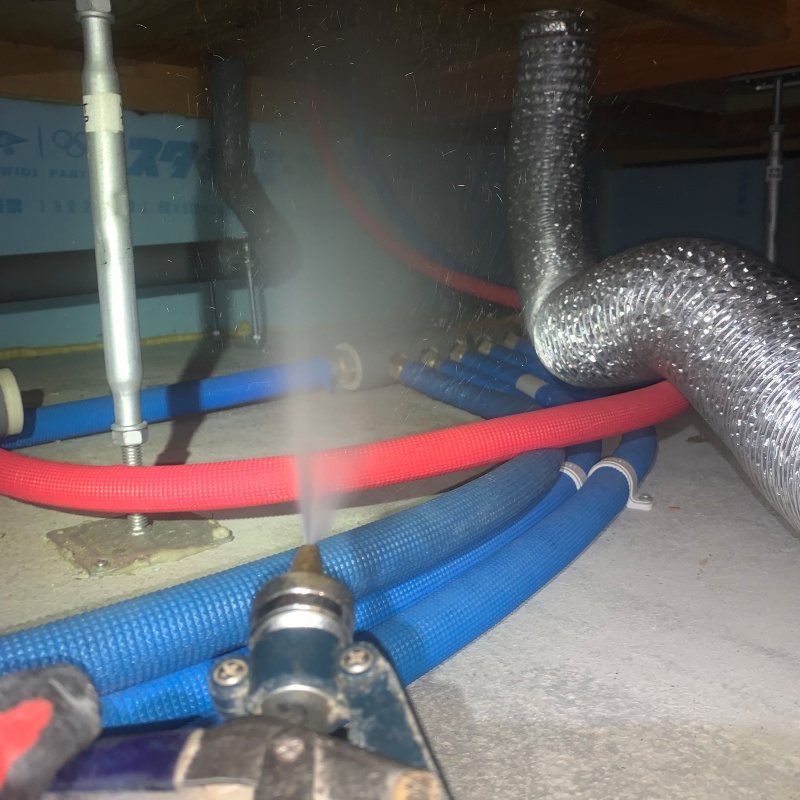 床下の木材にシロアリ駆除剤を散布