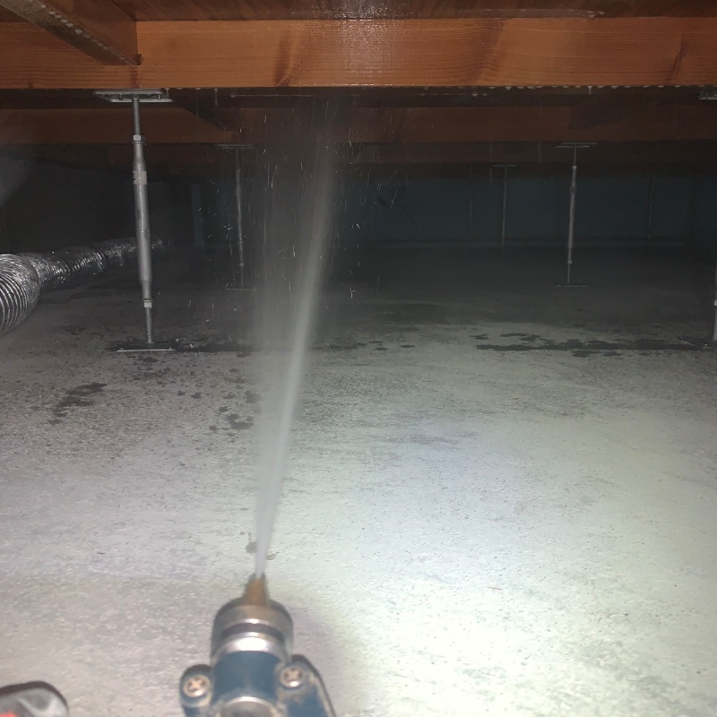 床下の木材にシロアリ駆除剤を散布