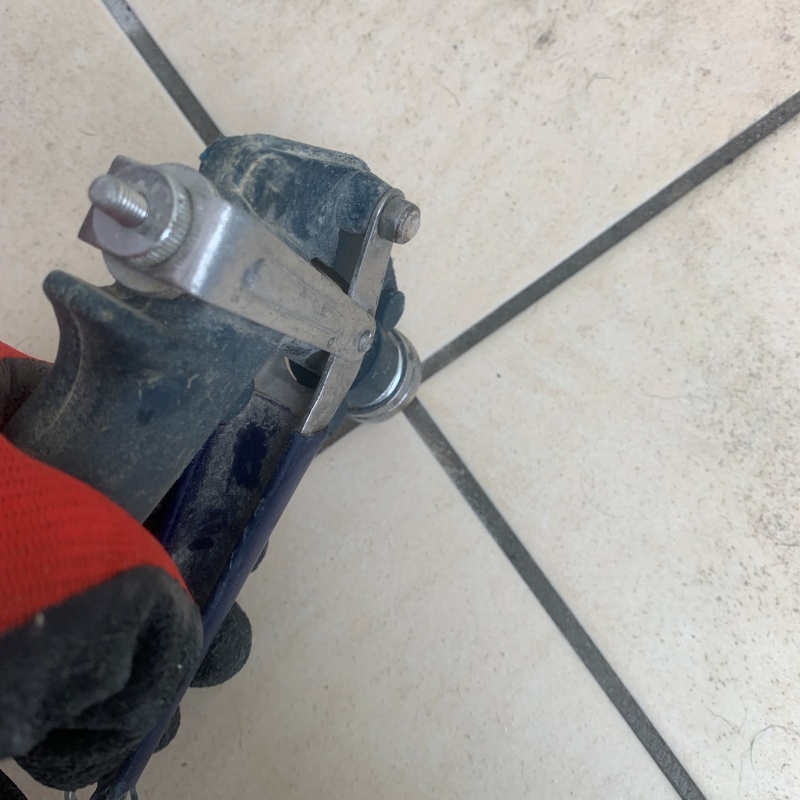 床に穴を開けてシロアリ駆除剤を注入