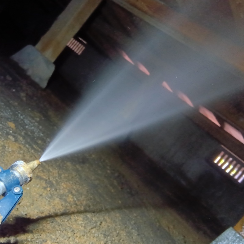 床下の木材にシロアリ駆除剤を散布