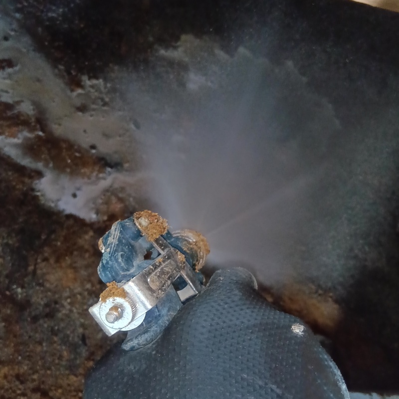 床下の土壌にシロアリ駆除剤を散布