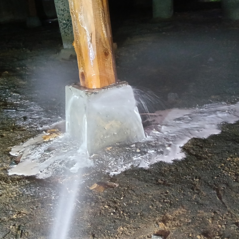 束石付近にシロアリ駆除剤を散布