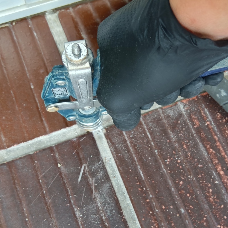 床に穴を開けてシロアリ駆除剤を注入