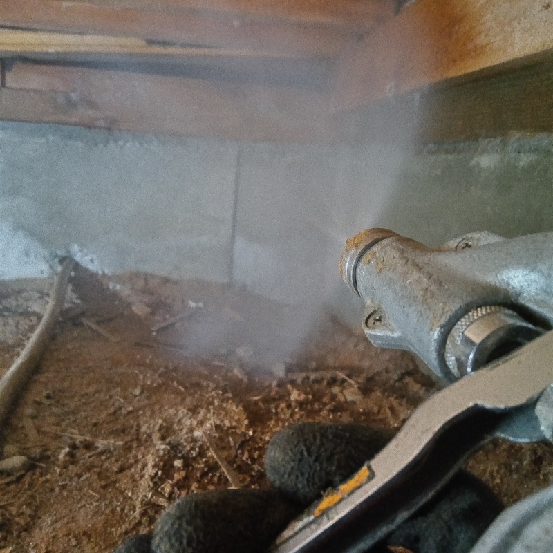 床下の木材にシロアリ駆除剤を散布