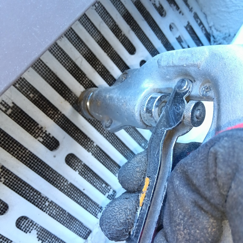 床下換気口からシロアリ駆除剤を散布