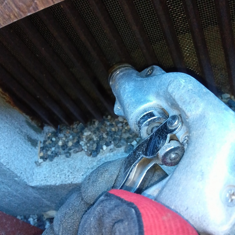 床下換気口からシロアリ駆除剤を散布