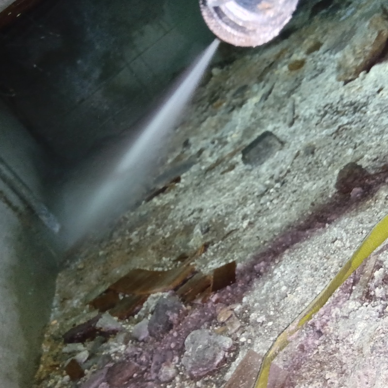 床下の土壌にシロアリ駆除剤を散布