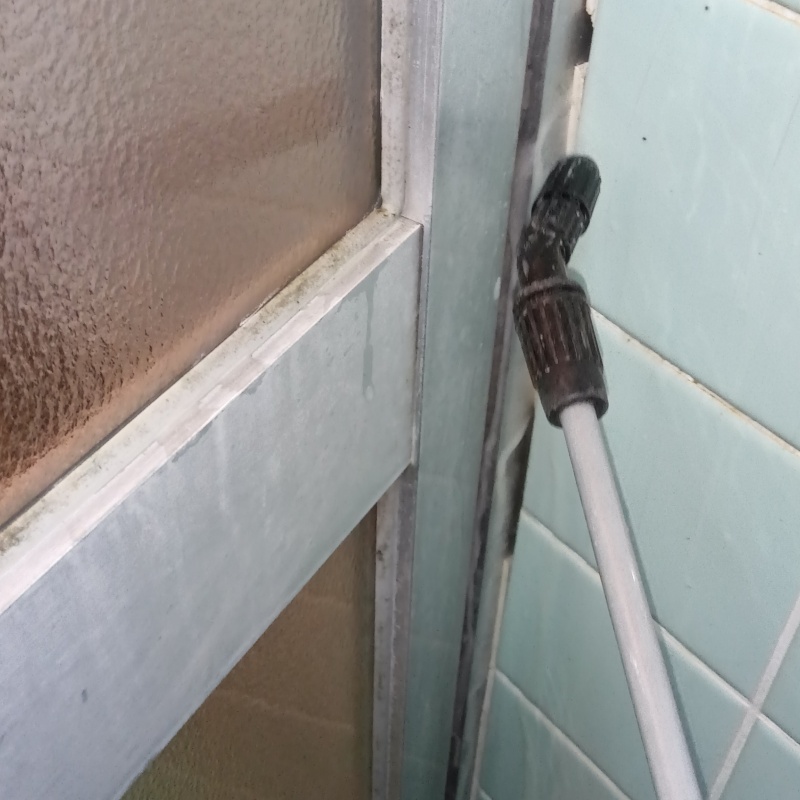 トイレ内にシロアリ駆除剤を散布