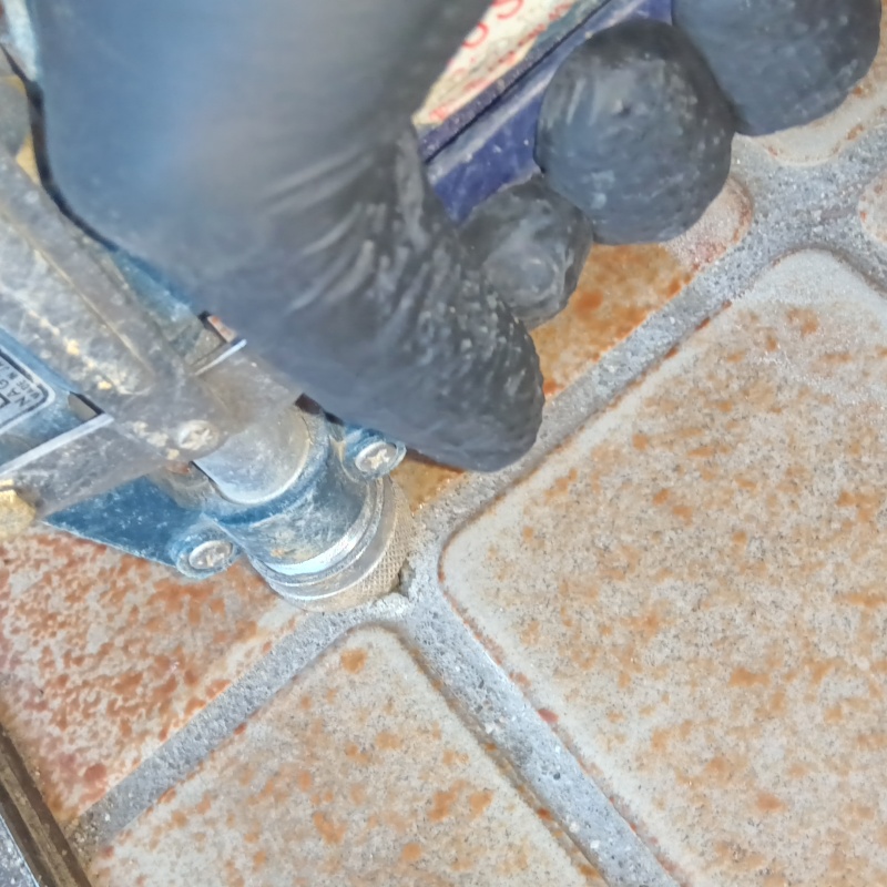 床に穴を開けてシロアリ駆除剤を注入