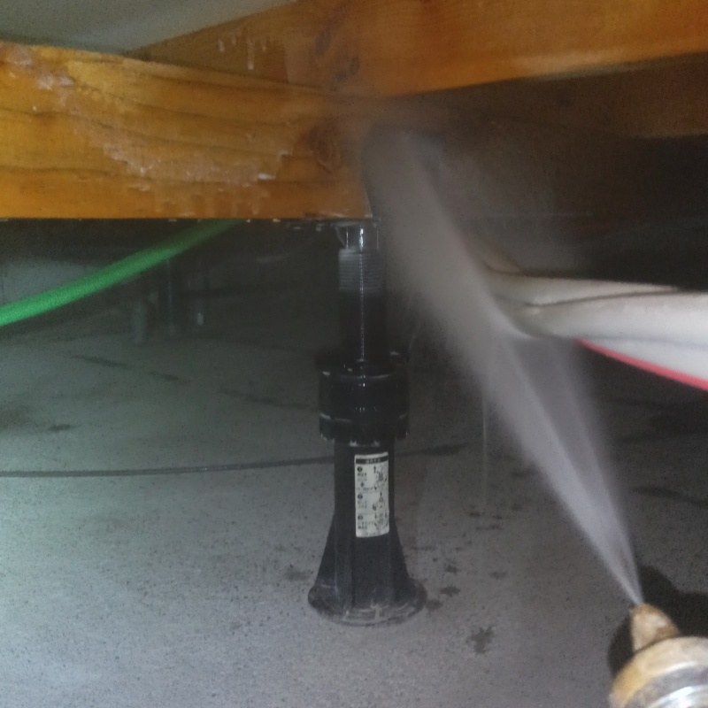 床下の木材にシロアリ駆除剤を散布