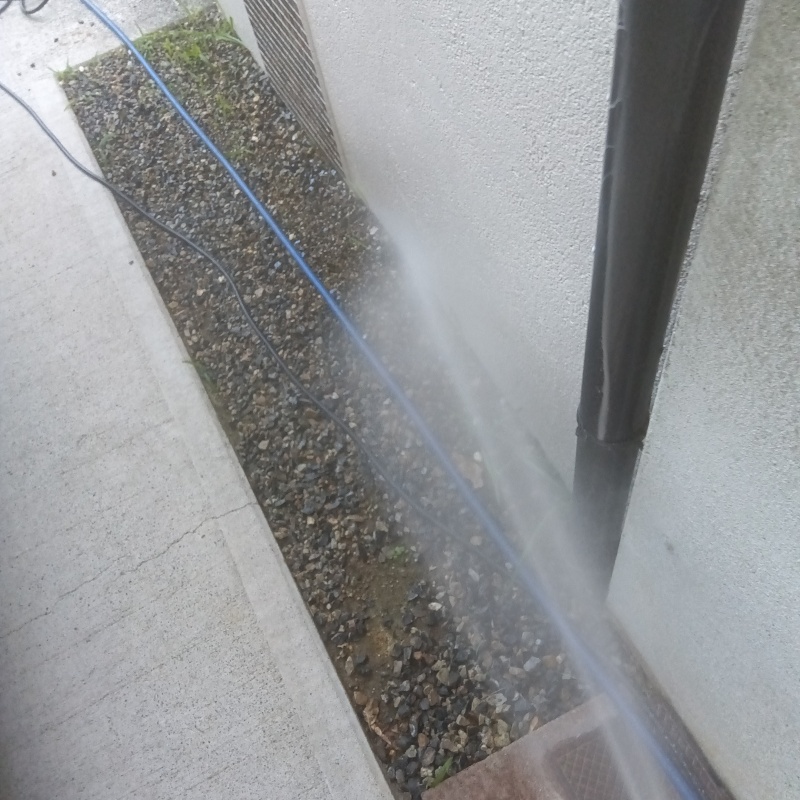 屋外の土壌にシロアリ駆除剤を散布