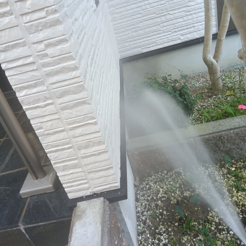 建物外周にシロアリ駆除剤を散布