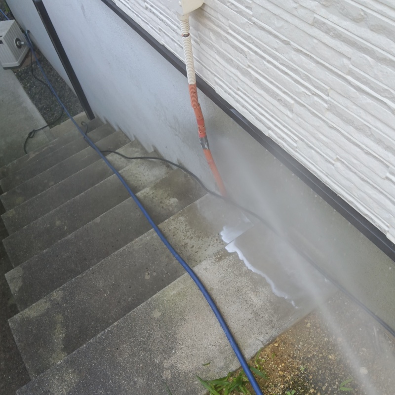 建物外周にシロアリ駆除剤を散布