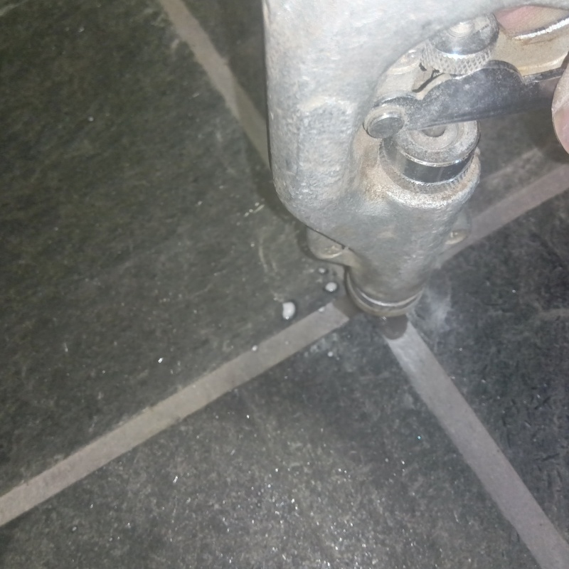 床に穴を開けてシロアリ駆除剤を注入