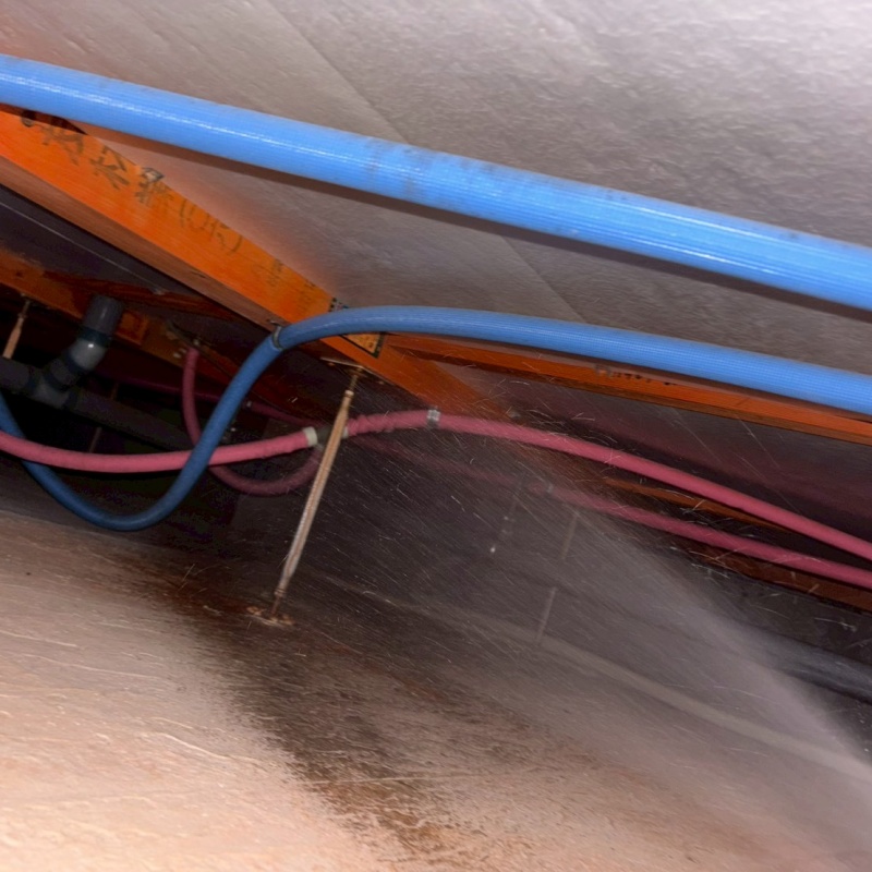 床下の木材に防蟻剤を散布