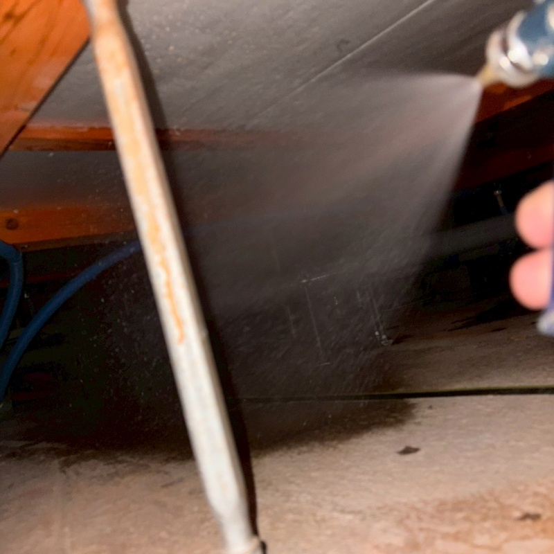 床下の地面に防蟻剤を散布