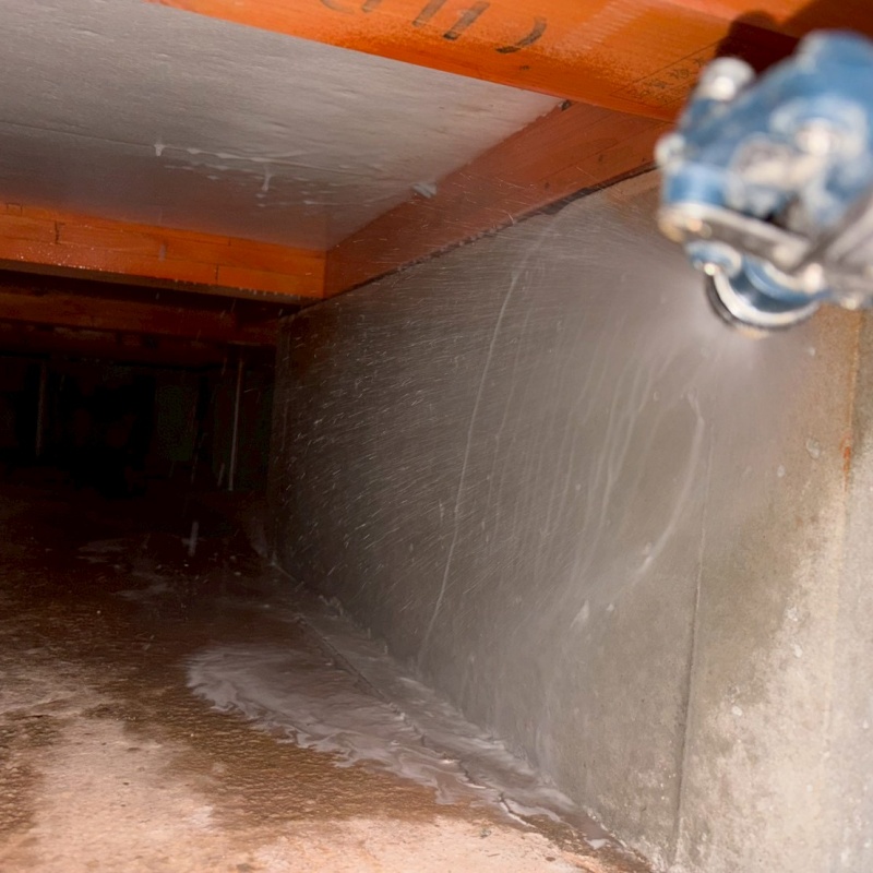 床下の地面に防蟻剤を散布