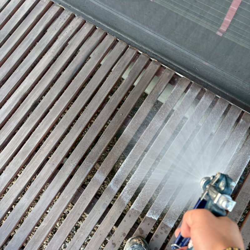 ウッドデッキに防蟻剤を散布