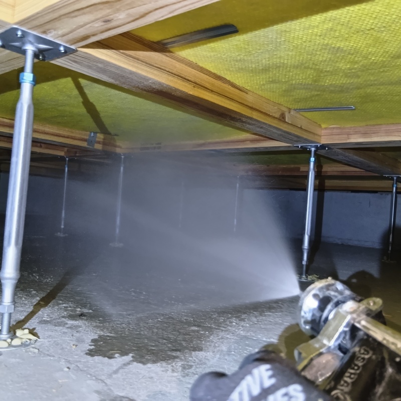 床下の木材に防蟻剤を散布