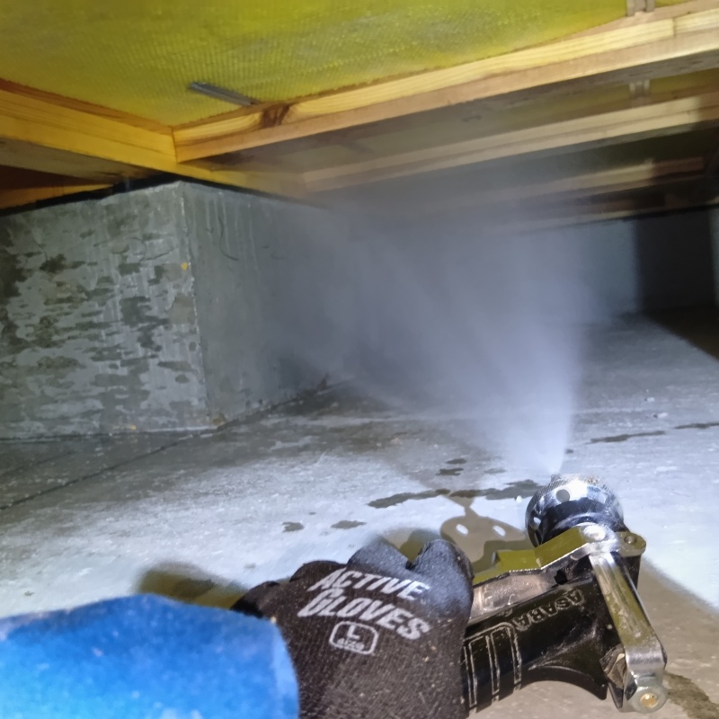 床下の木材に防蟻剤を散布