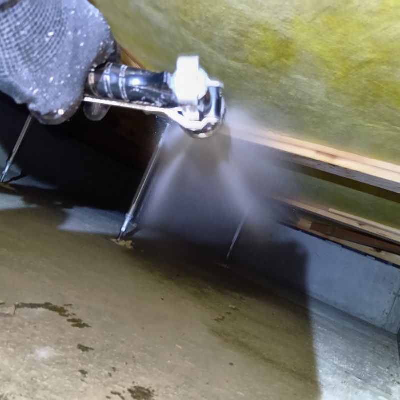 床下の地面に防蟻剤を散布