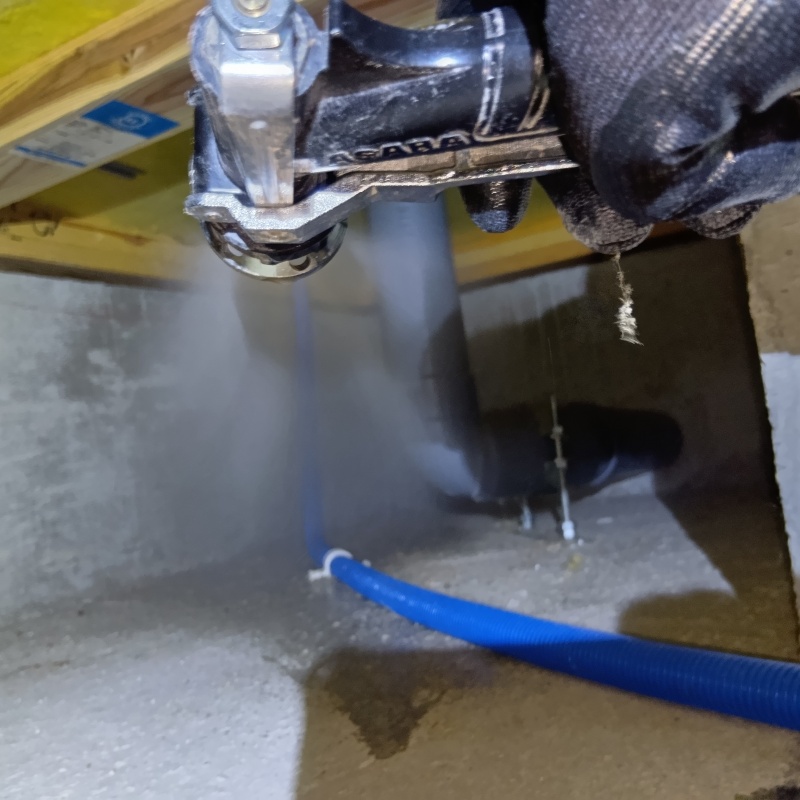 床下の地面に防蟻剤を散布