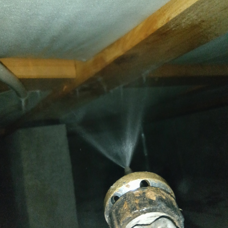 床下の木材に防蟻剤を散布