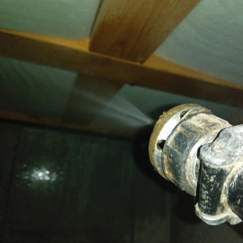 床下の木材に防蟻剤を散布