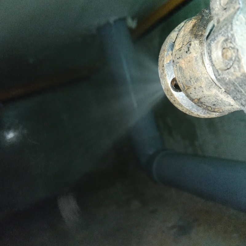 床下の地面に防蟻剤を散布