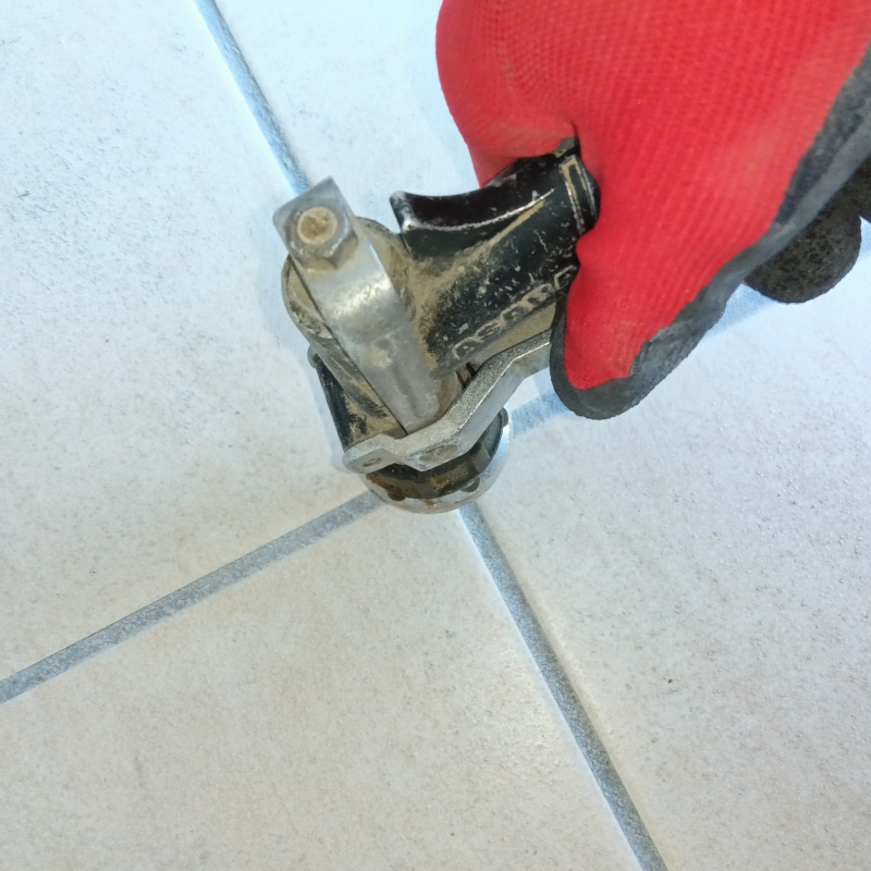 床に穴を開けて防蟻剤を注入