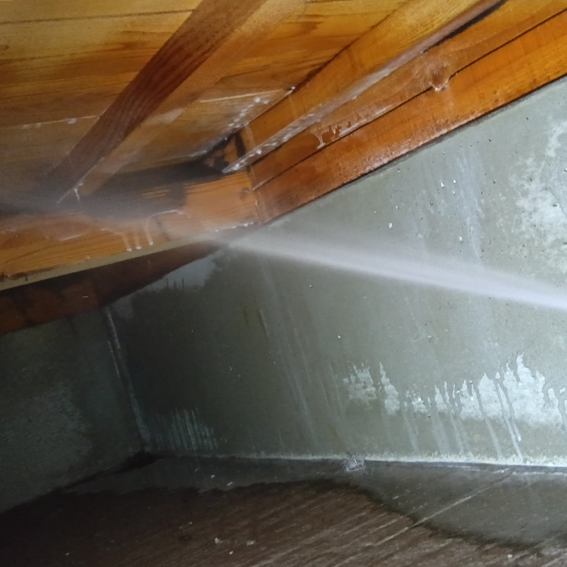 床下の木材にシロアリ駆除剤を散布