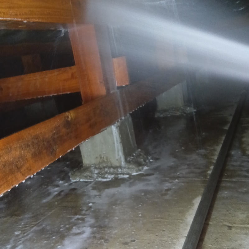 床下の木材にシロアリ駆除剤を散布