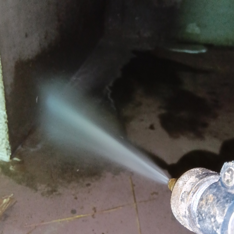 床下の土壌にシロアリ駆除剤を散布