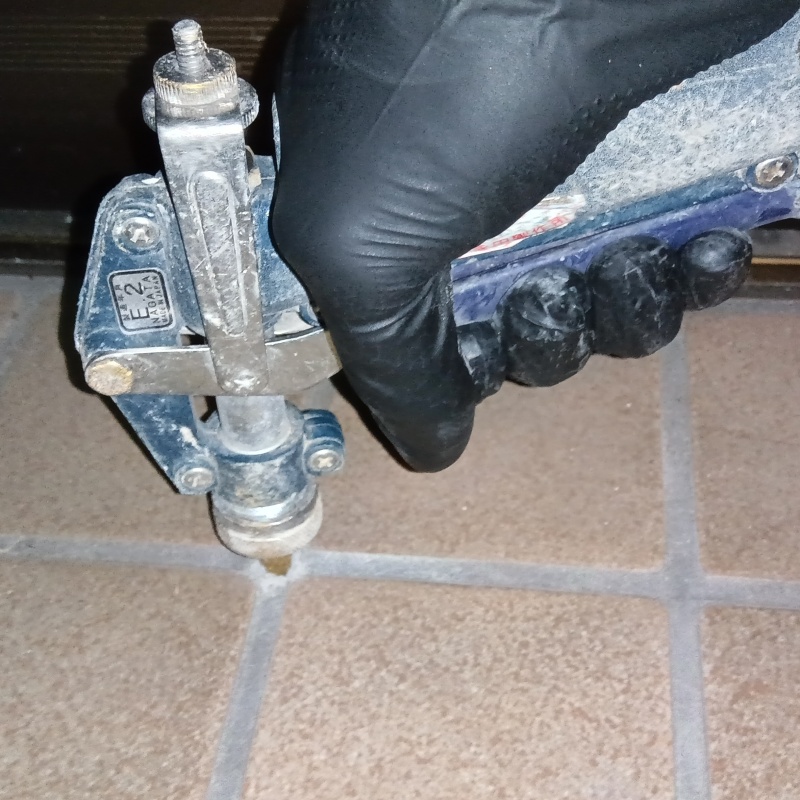 床に穴を開けてシロアリ駆除剤を注入