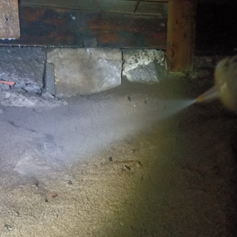 床下の土壌にシロアリ駆除剤を散布