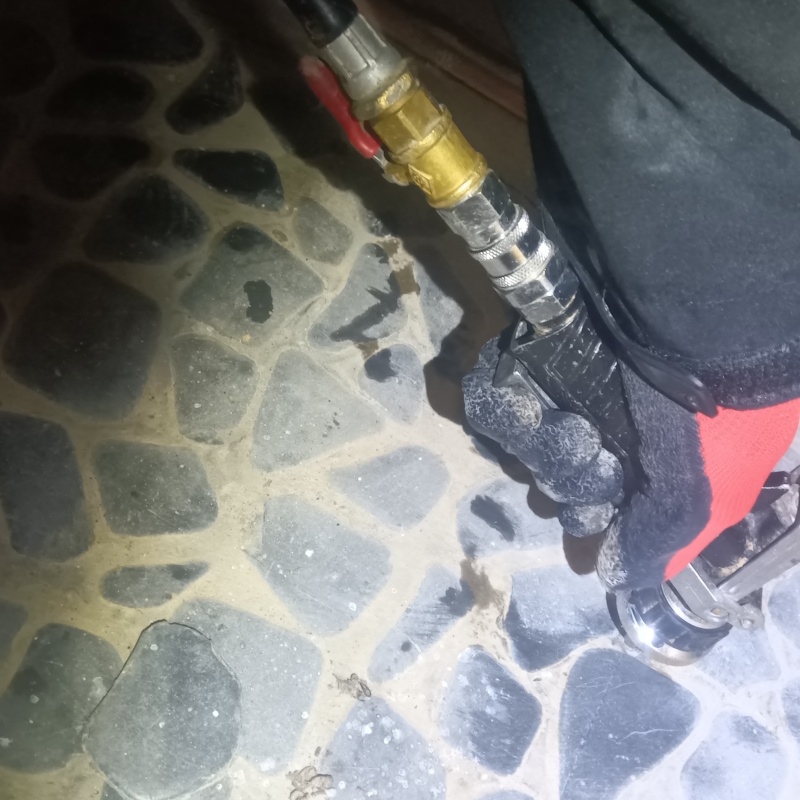 床に穴を開けてシロアリ駆除剤を注入