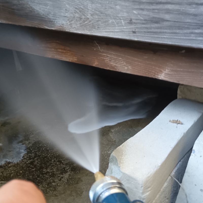 床下の木材にシロアリ駆除剤を散布