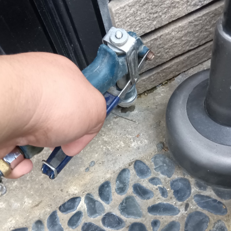 床に穴を開けてシロアリ駆除剤を注入