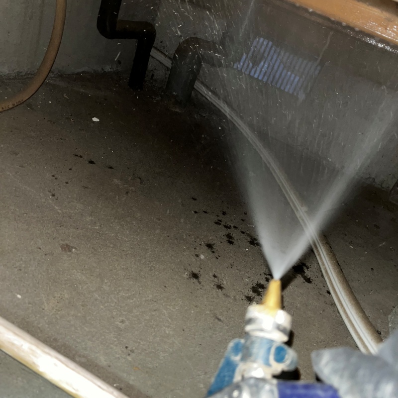 床下の木材に防蟻剤を散布