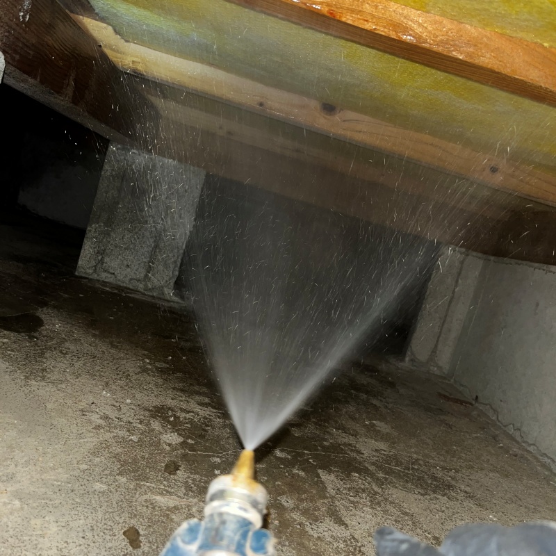 床下の木材に防蟻剤を散布