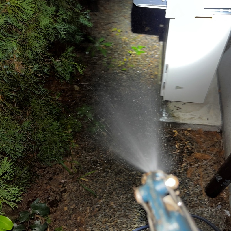 屋外の土壌に防蟻剤を散布