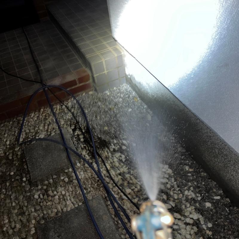 庭の土壌に防蟻剤を散布