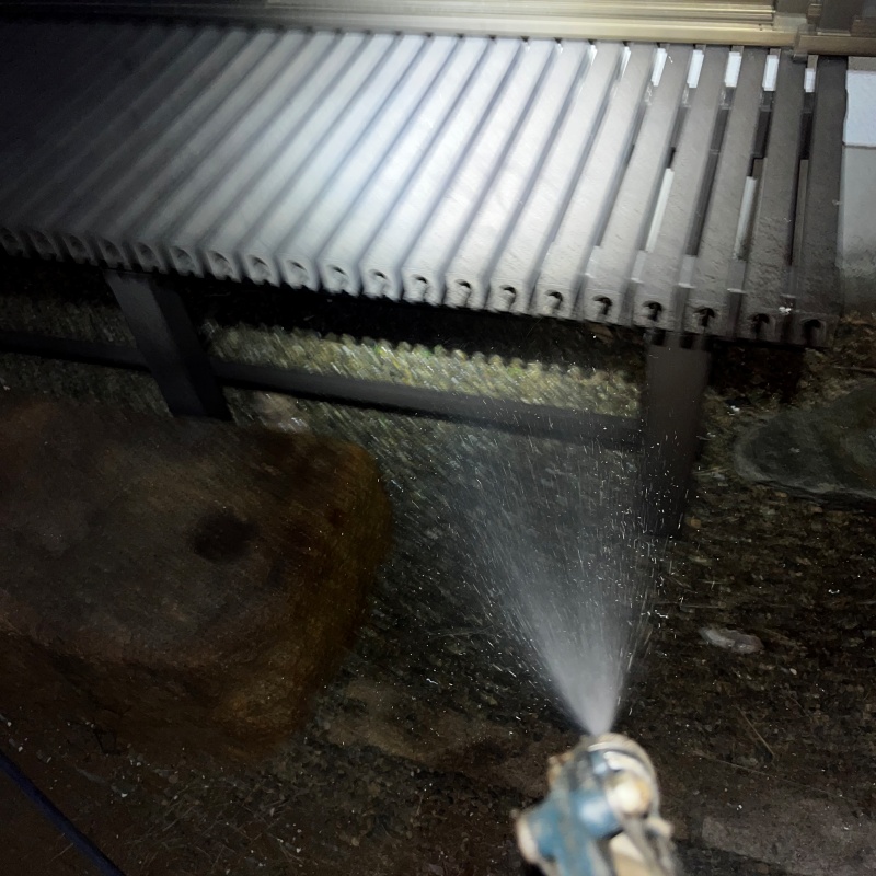 ウッドデッキ周辺に防蟻剤を散布