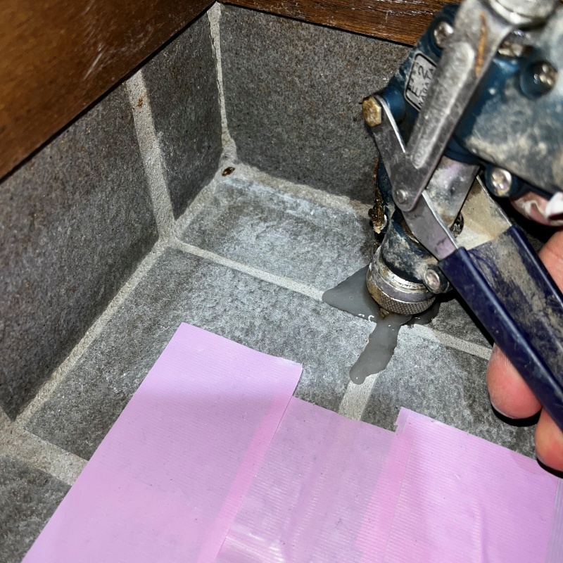 床に穴を開けて防蟻剤を注入