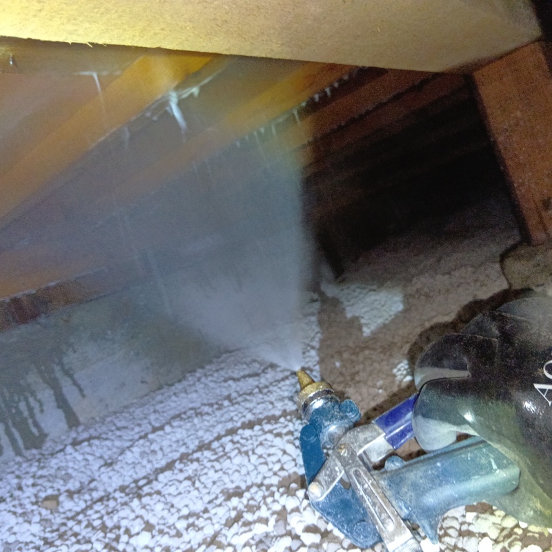 床下の木材に防蟻剤を散布