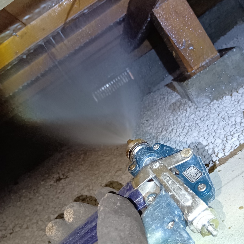 床下の木材に防蟻剤を散布