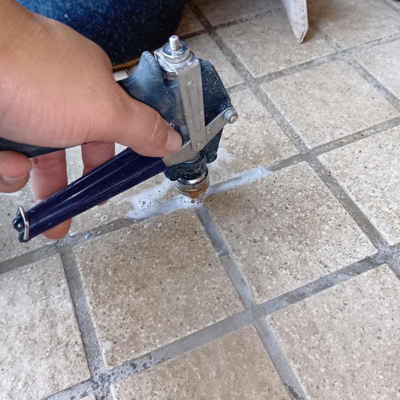 床に穴を開けて防蟻剤を注入