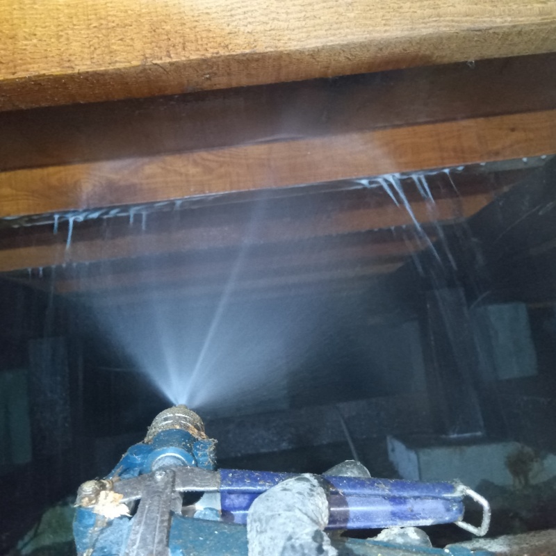 床下の木材にシロアリ駆除剤を散布