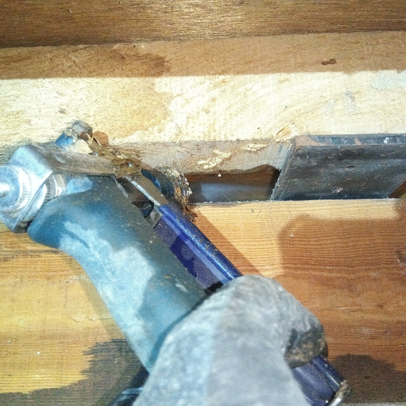 木材に穴を開けてシロアリ駆除剤を注入