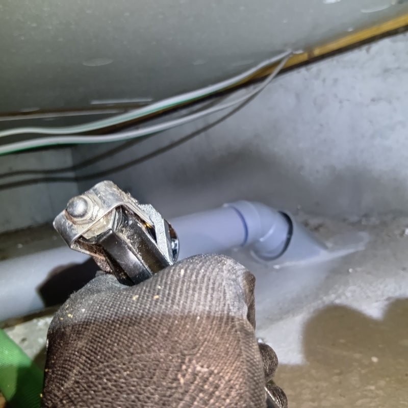 床下の地面に防蟻剤を散布